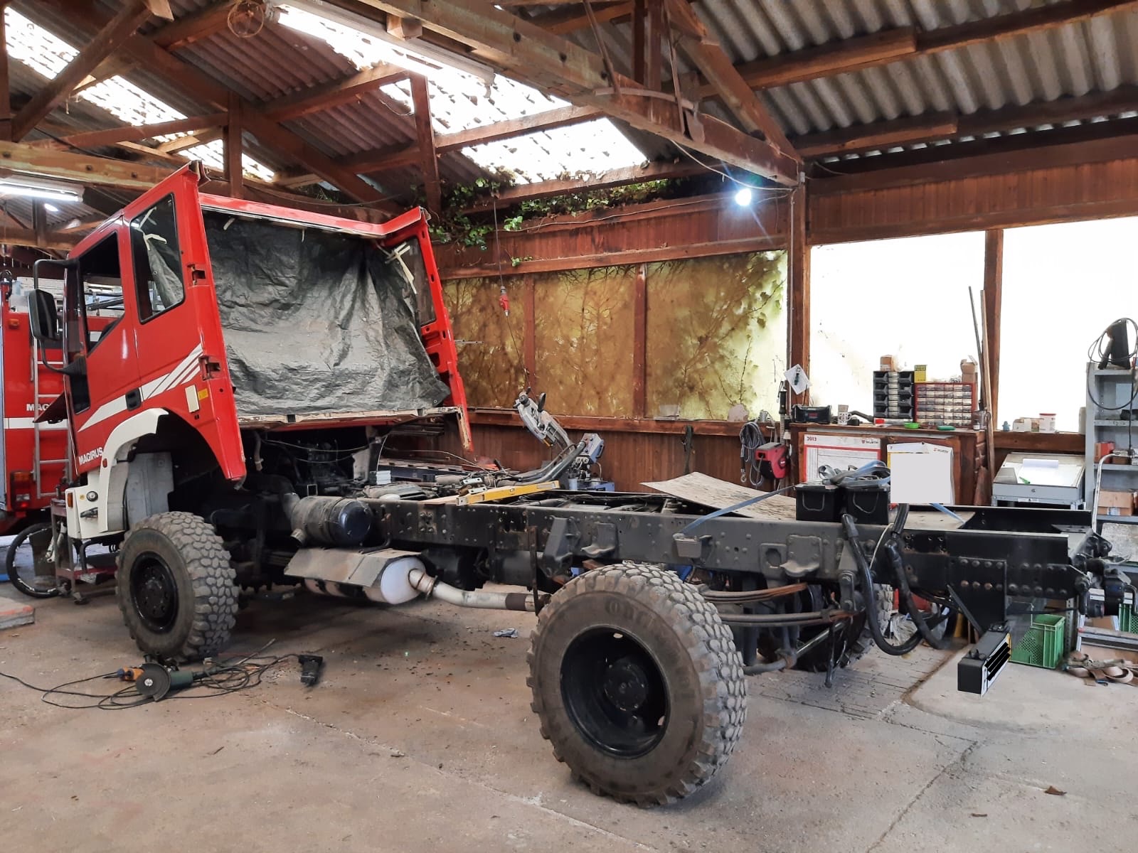 Koffer entfernen, Fahrerhaus kürzen – Iveco EuroFire 95 E 18